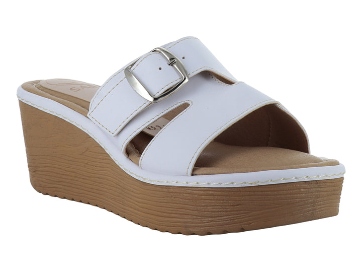 Sandalia de plataforma color blanco con suela café y hebilla plateada.