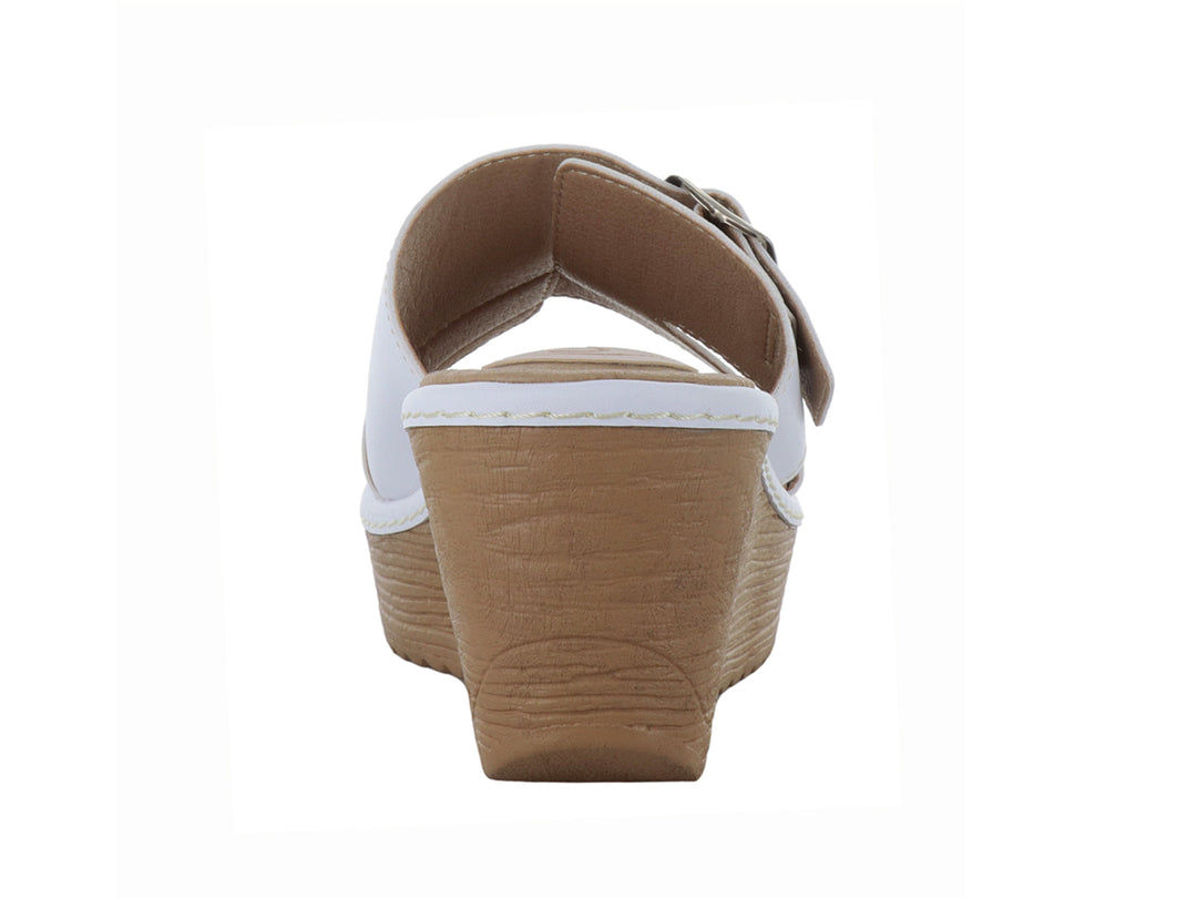 Sandalia de plataforma color blanco con suela café y hebilla plateada.