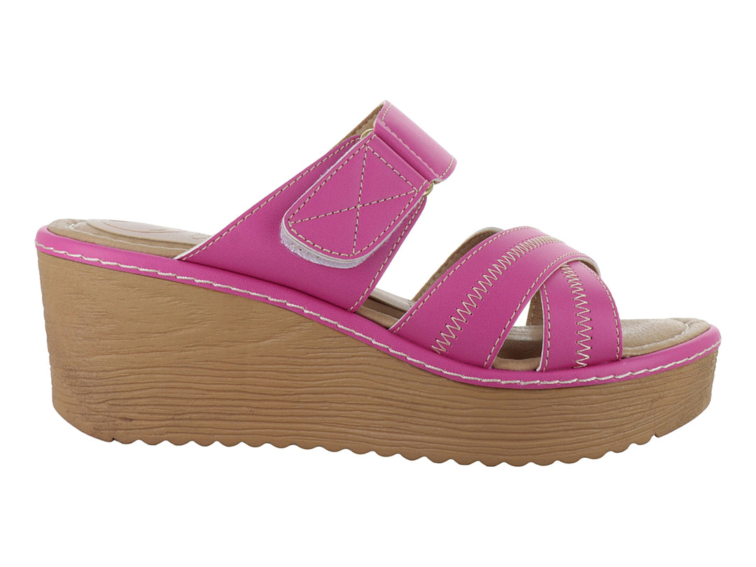 Sandalia de plataforma color rosa Valentino con suela café y correa ajustable para mujer.