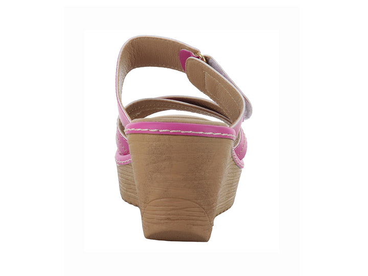 Sandalia de plataforma color rosa Valentino con suela café y correa ajustable para mujer.