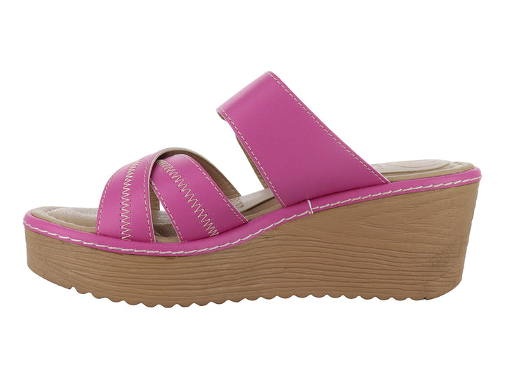 Sandalia de plataforma color rosa Valentino con suela café y correa ajustable para mujer.
