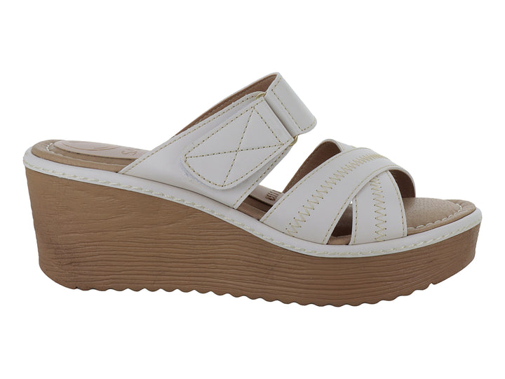 Sandalia de plataforma SARY color blanco con suela color latte y correas cruzadas en la parte frontal.