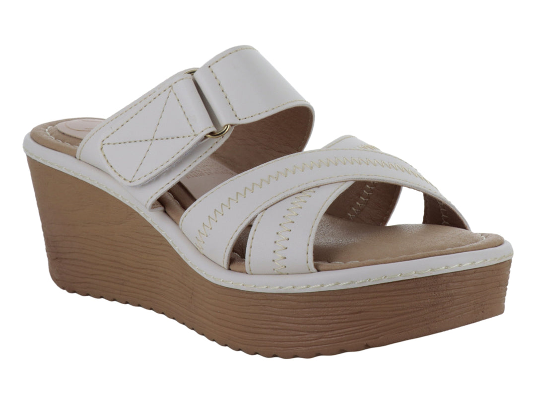 Sandalia de plataforma SARY color blanco con suela color latte y correas cruzadas en la parte frontal.