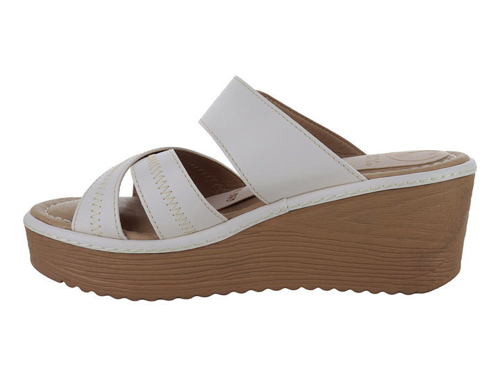 Sandalia de plataforma SARY color blanco con suela color latte y correas cruzadas en la parte frontal.
