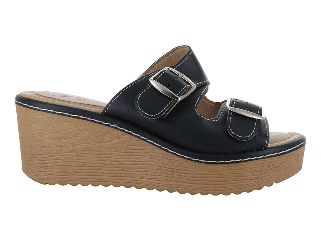 Sandalia negra de plataforma con dos correas ajustables mediante hebillas plateadas y suela color madera.