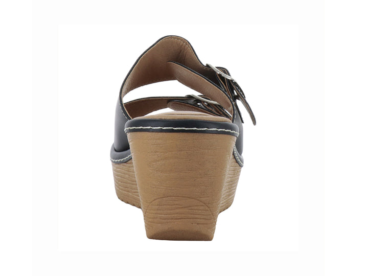 Sandalia negra de plataforma con dos correas ajustables mediante hebillas plateadas y suela color madera.