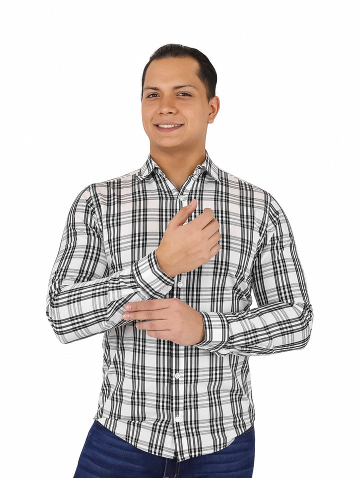 Hombre vistiendo camisa de manga larga con estampado de cuadros en blanco y negro.