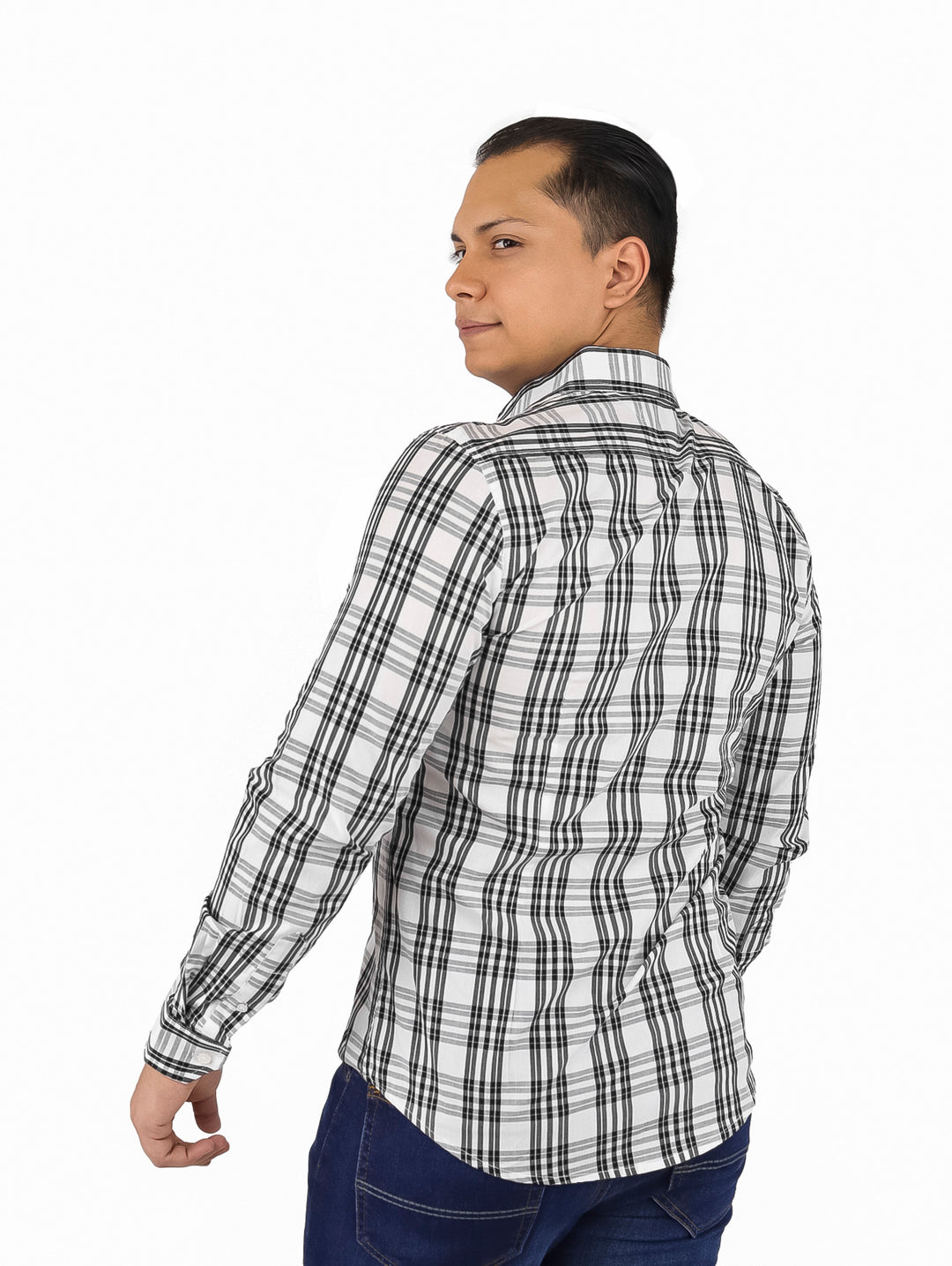 Hombre vistiendo camisa de manga larga con estampado de cuadros en blanco y negro.