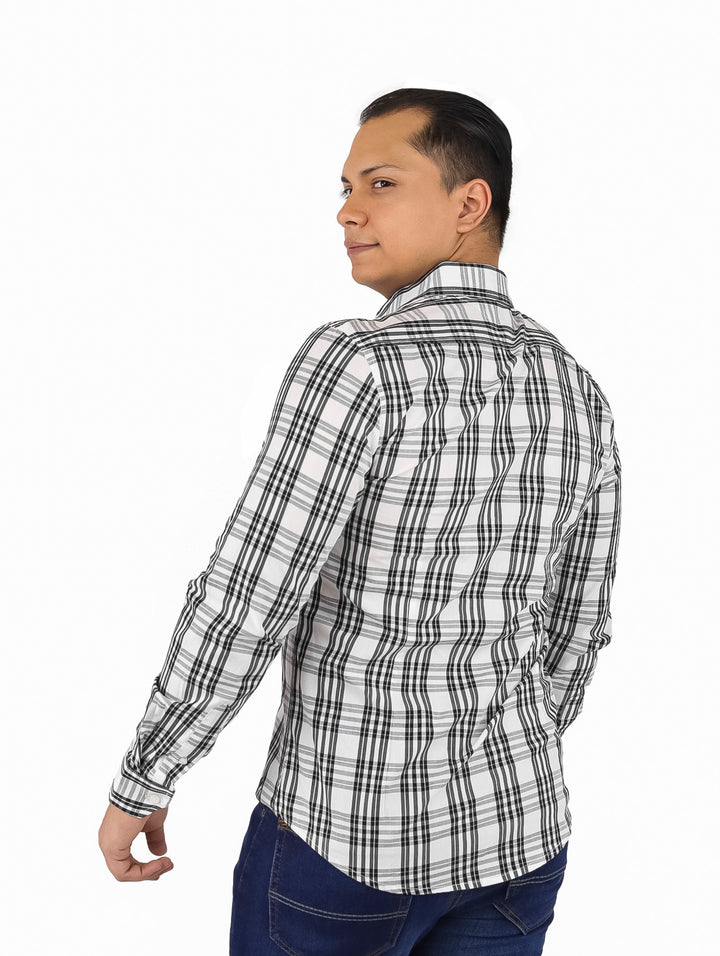 Hombre vistiendo camisa de manga larga con estampado de cuadros en blanco y negro.