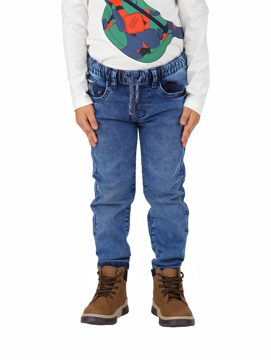 Pantalón de mezclilla azul para niño con cintura elástica.