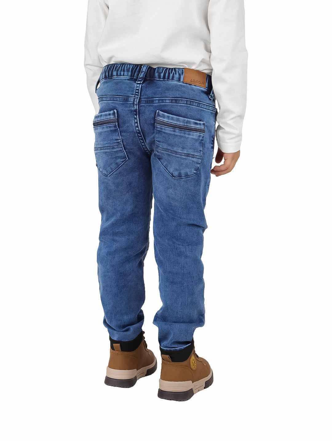 Pantalón de mezclilla azul para niño con cintura elástica.