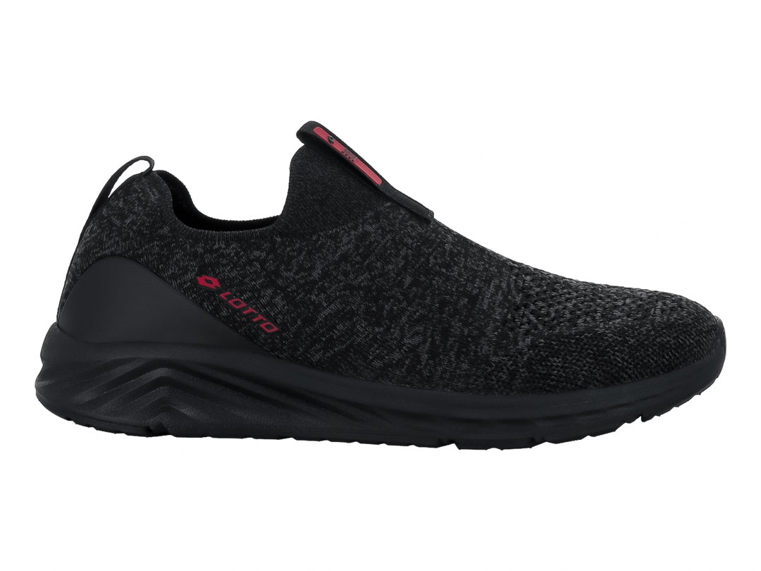 Zapato deportivo Lotto negro estilo slip-on con tejido transpirable y suela negra.