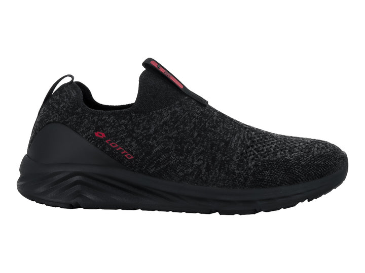 Zapato deportivo Lotto negro estilo slip-on con tejido transpirable y suela negra.
