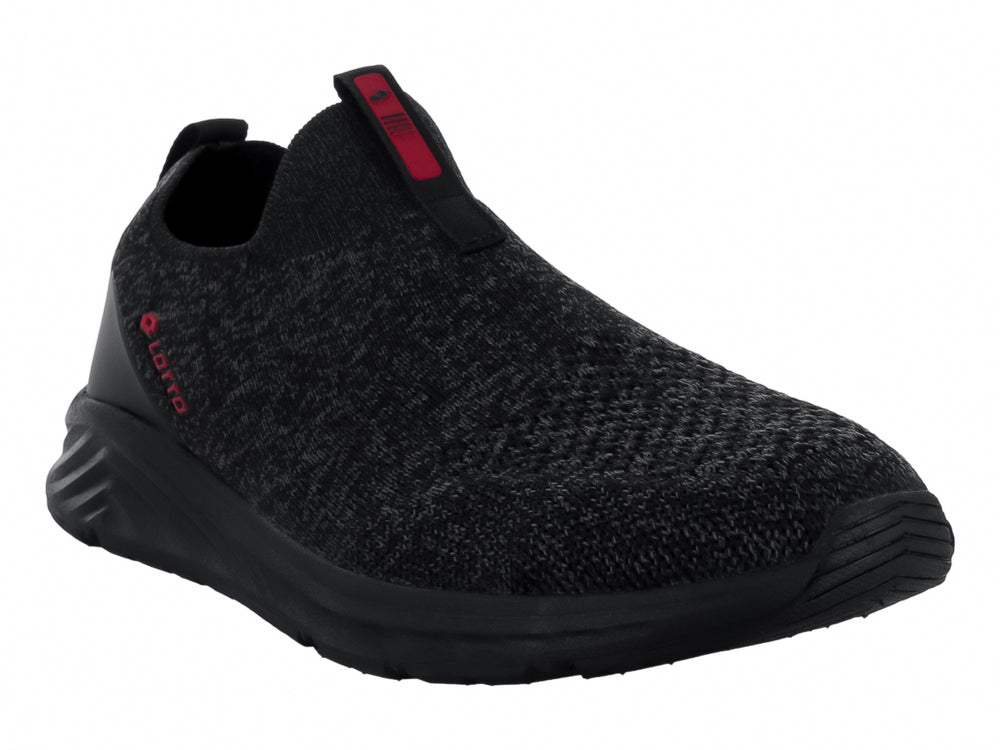 Zapato deportivo Lotto negro estilo slip-on con tejido transpirable y suela negra.