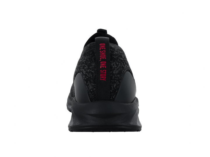 Zapato deportivo Lotto negro estilo slip-on con tejido transpirable y suela negra.