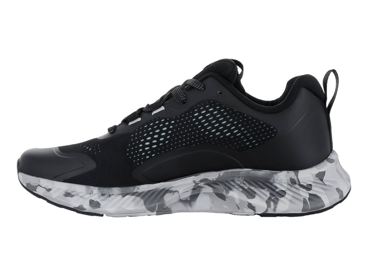 Tenis deportivos Lotto color negro con suela marmoleada en tonos gris y blanco.