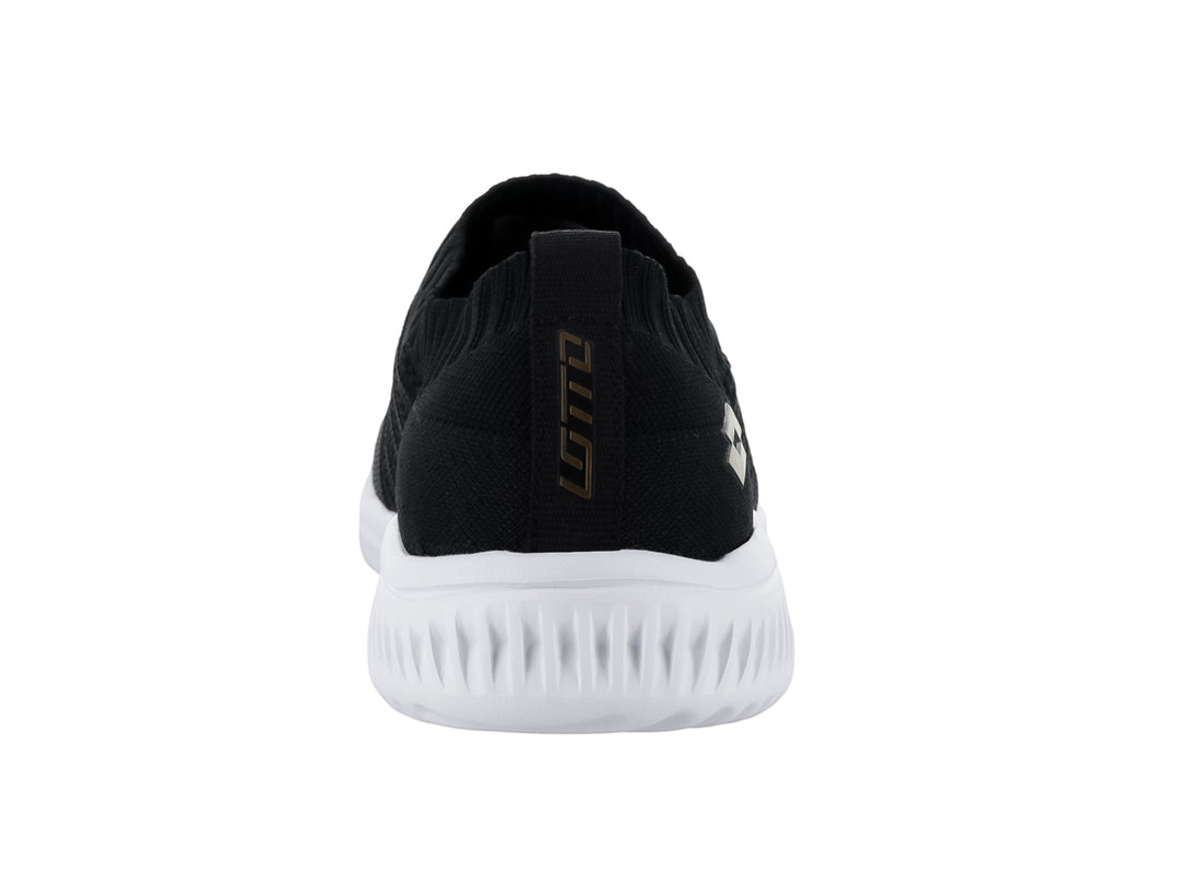 Tenis deportivos Lotto color negro con suela blanca y logotipo dorado en el lateral.