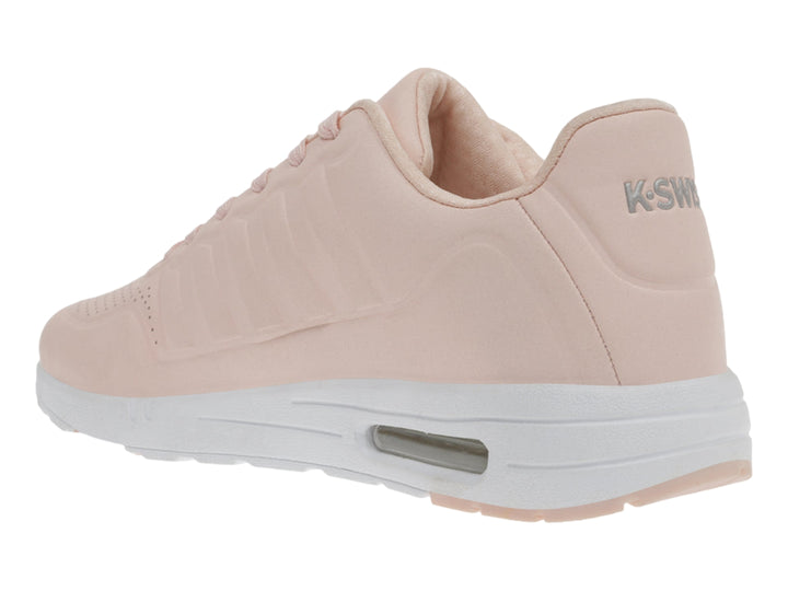 Tenis K-Swiss color rosa con suela blanca y cámara de aire visible en el talón.