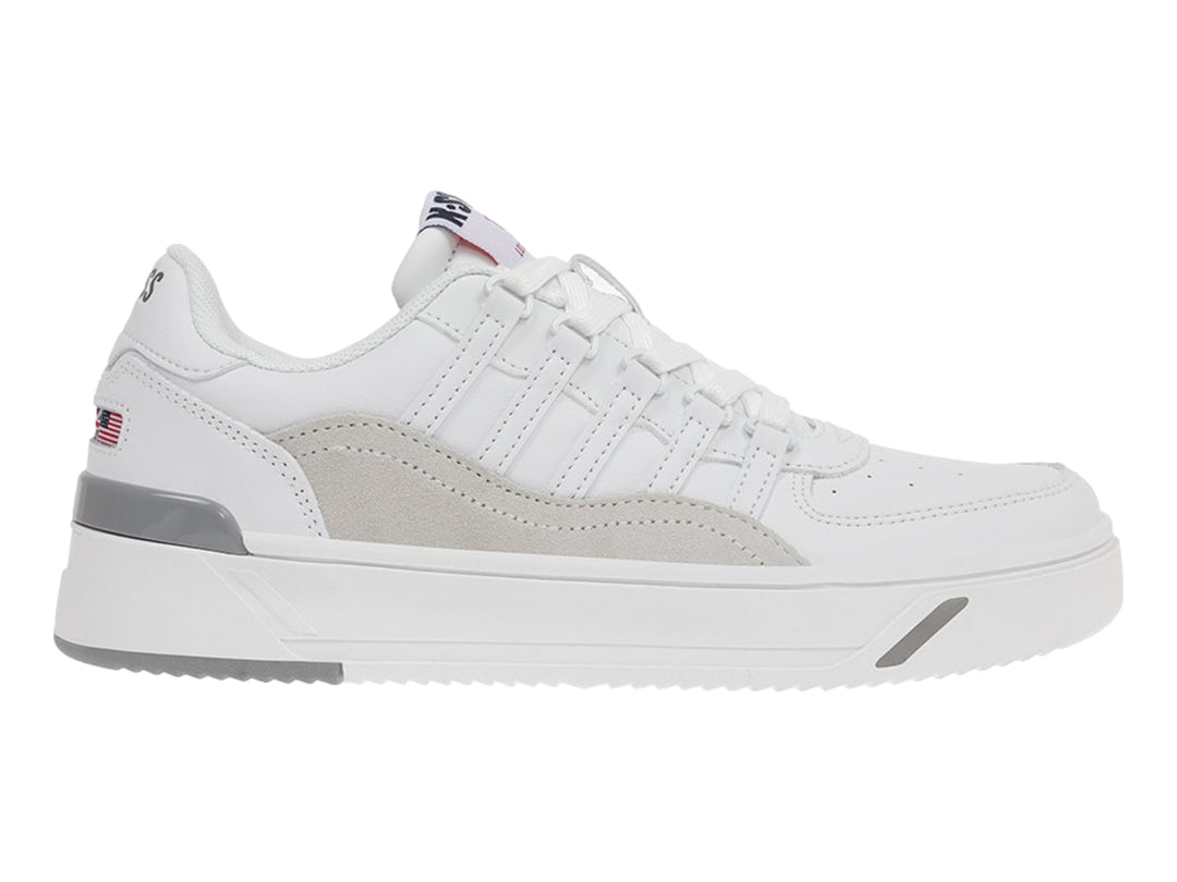 Tenis K-Swiss blancos con detalles en gris y suela blanca, estilo deportivo.