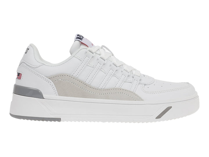 Tenis K-Swiss blancos con detalles en gris y suela blanca, estilo deportivo.