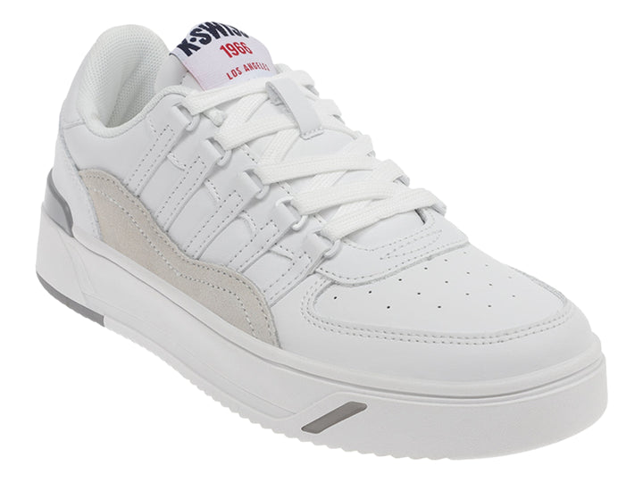 Tenis K-Swiss blancos con detalles en gris y suela blanca, estilo deportivo.