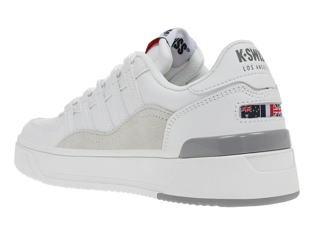 Tenis K-Swiss blancos con detalles en gris y suela blanca, estilo deportivo.
