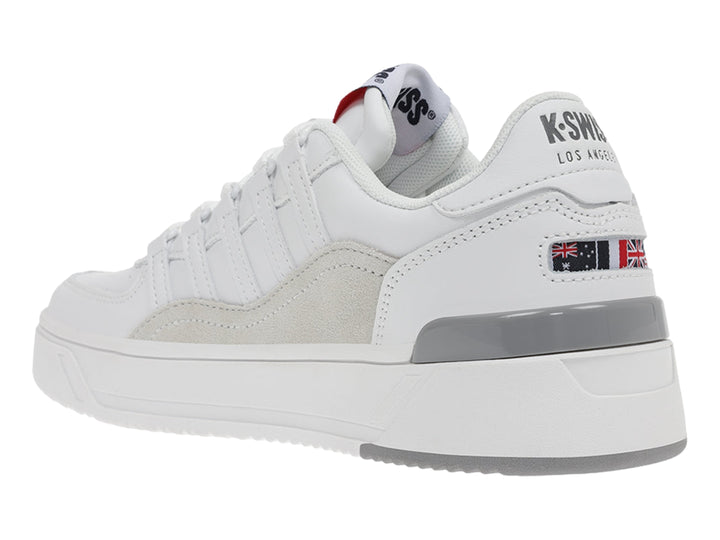 Tenis K-Swiss blancos con detalles en gris y suela blanca, estilo deportivo.