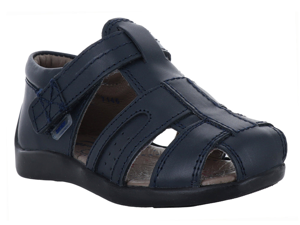 Sandalia para niño en color azul marino con cierre de velcro y suela cómoda.