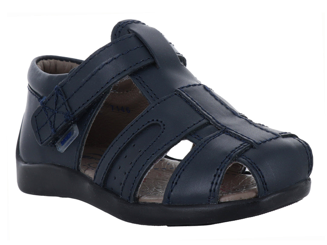 Sandalias infantiles color azul marino con correas ajustables de velcro y suela oscura.