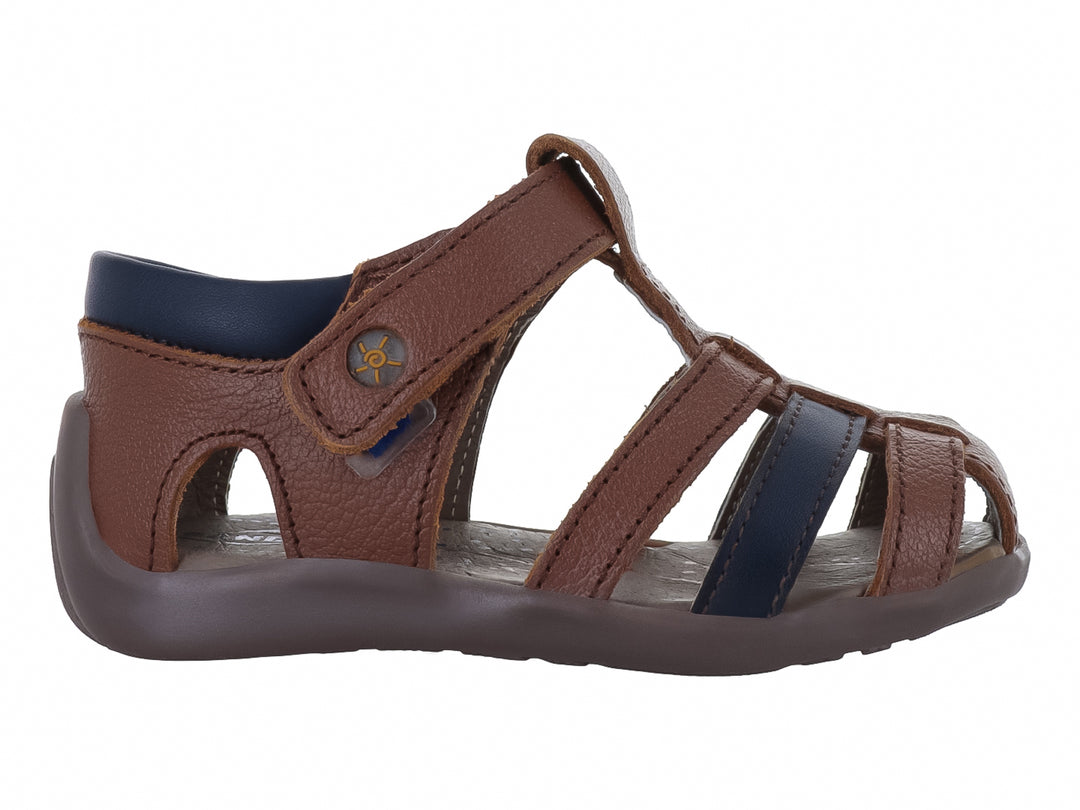 Sandalia para niño marca PIECO en colores cognac e indigo con cierre de velcro y suela flexible.