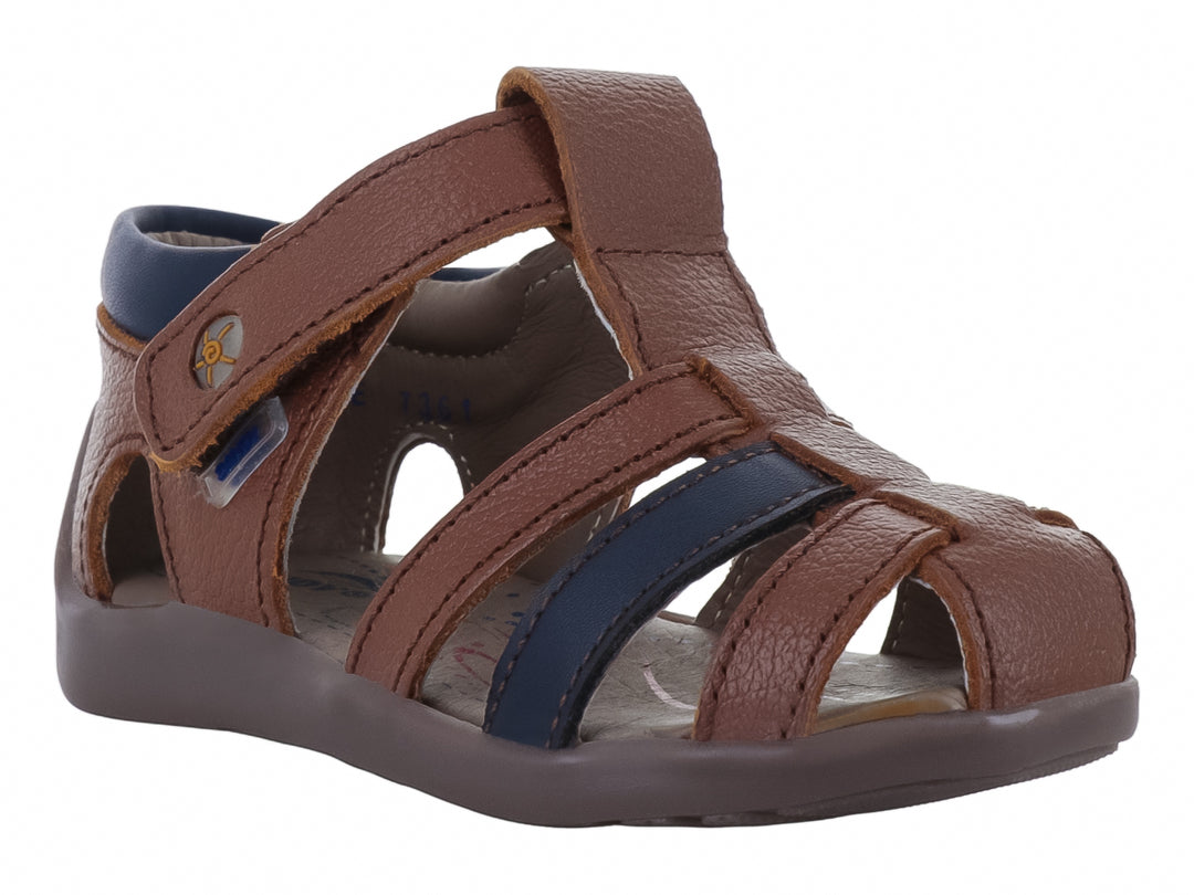 Sandalia para niño marca PIECO en colores cognac e indigo con cierre de velcro y suela flexible.