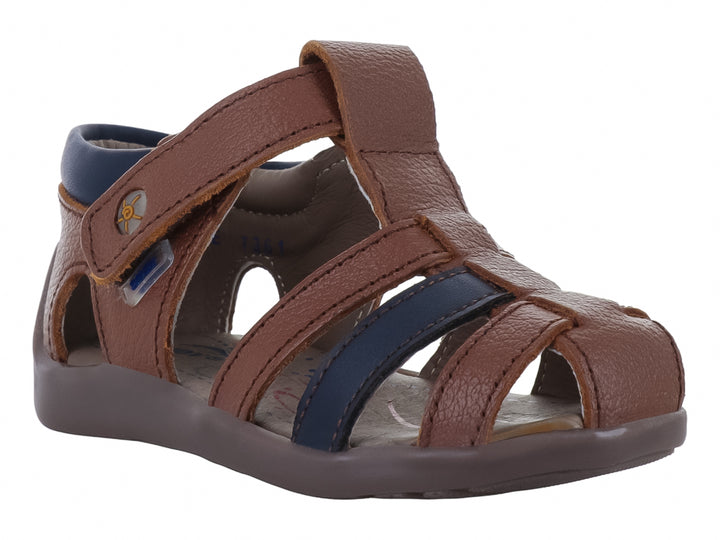Sandalia infantil PIECO en colores coñac e índigo con cierre de velcro y punta cerrada.