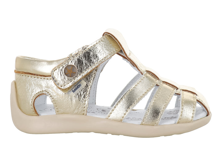 Sandalia para Niña de color oro metálico con suela beige y cierre de velcro.