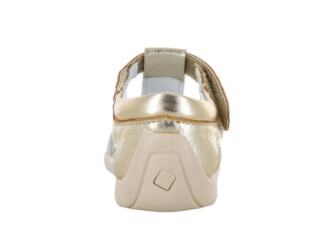 Sandalia para Niña de color oro metálico con suela beige y cierre de velcro.
