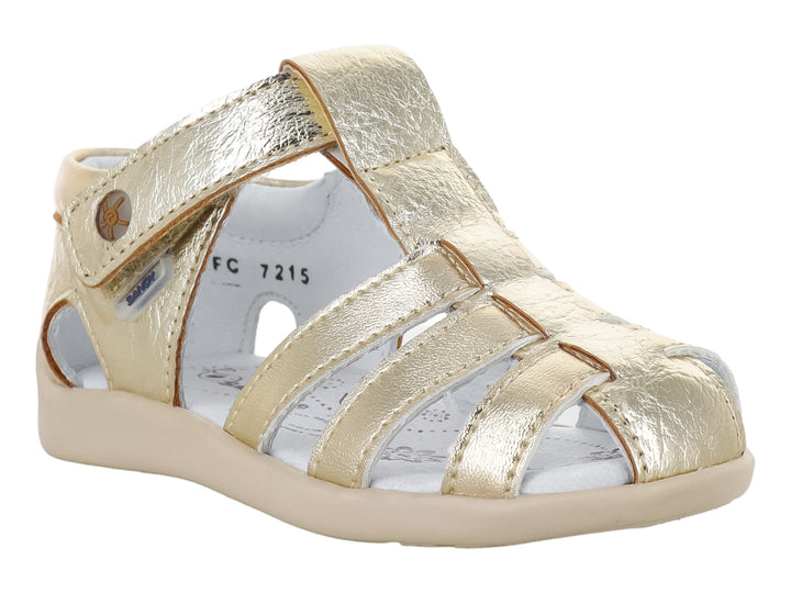 Sandalia para niña en color oro metalizado con cierre de velcro y suela blanca.