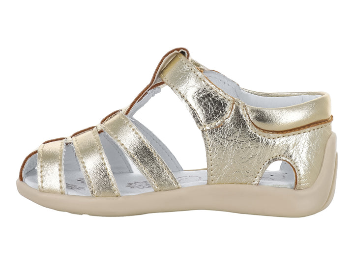 Sandalia para niña en color oro metalizado con cierre de velcro y suela blanca.
