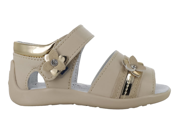 Sandalias para niña en color nude con detalles de flores y acentos dorados.