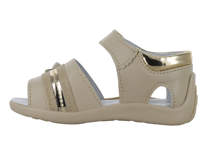 Sandalias para niña en color nude con detalles de flores y acentos dorados.