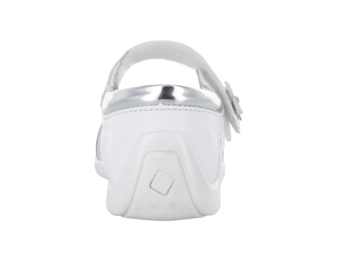 Sandalia blanca para niña con adornos de flores plateadas y correa de ajuste con velcro.