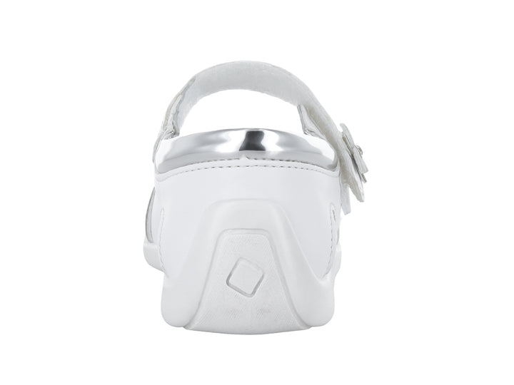 Sandalia blanca para niña con adornos de flores plateadas y correa de ajuste con velcro.