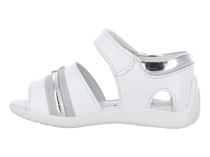 Sandalia blanca para niña con adornos de flores plateadas y correa de ajuste con velcro.