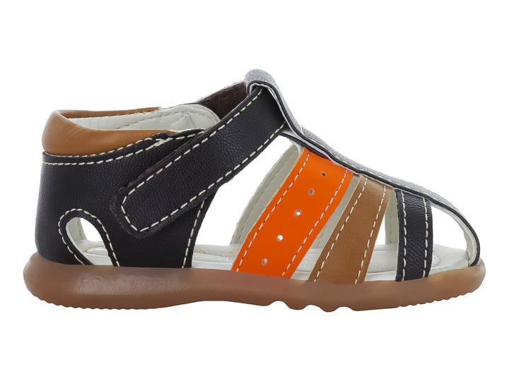 Sandalia infantil multicolor con correas en azul marino, naranja y café, suela marrón y cierre de velcro.