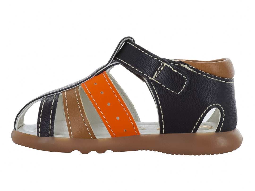 Sandalia infantil multicolor con correas en azul marino, naranja y café, suela marrón y cierre de velcro.