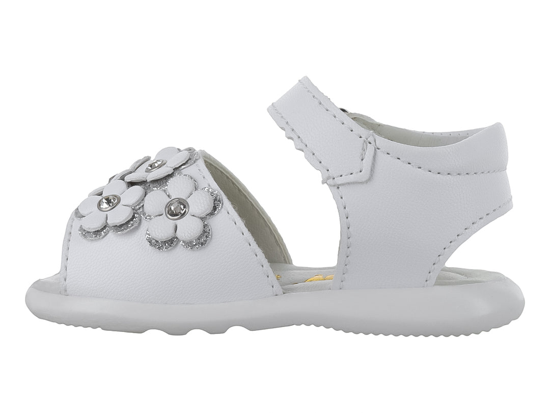 Sandalia blanca para bebé con detalles de flores brillantes y correa con hebilla.