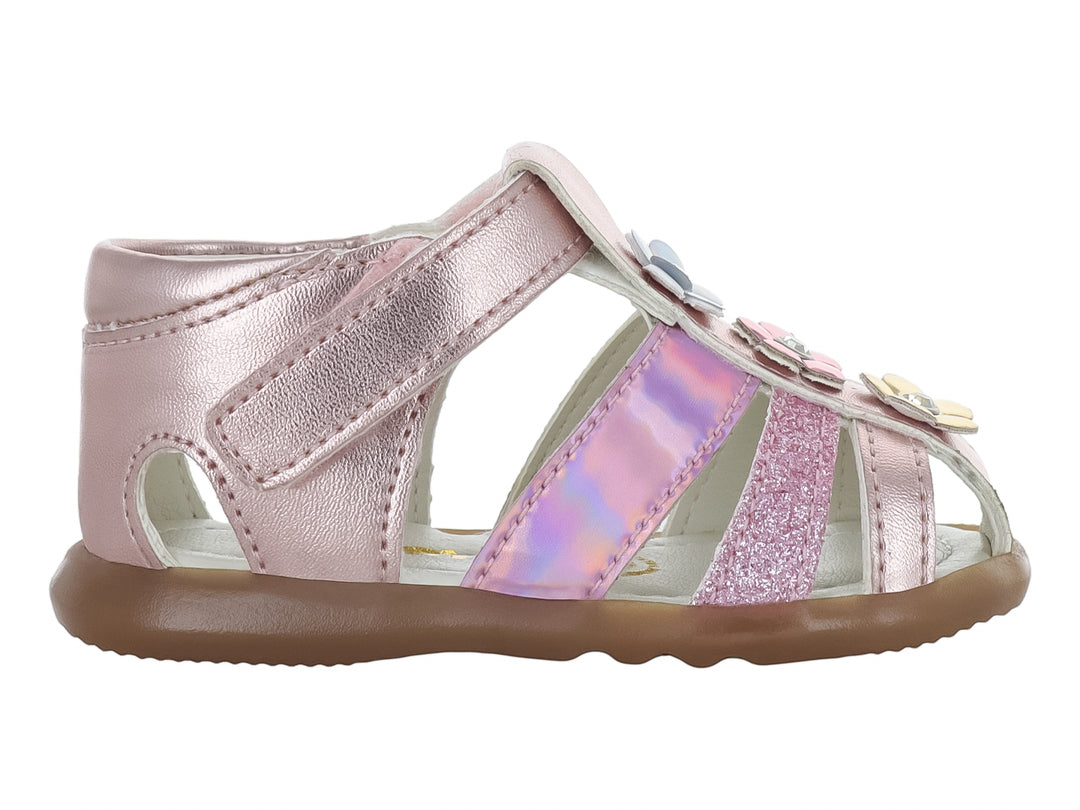 Sandalia para niña en color rosa metálico con tiras brillantes y detalles de flores.