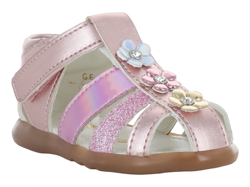 Sandalia para niña en color rosa metálico con tiras brillantes y detalles de flores.