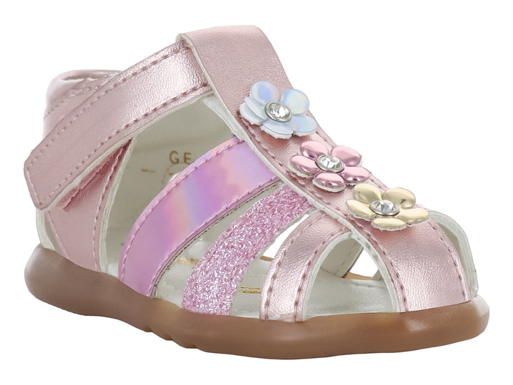 Sandalia para niña en color rosa metálico con tiras brillantes y detalles de flores.