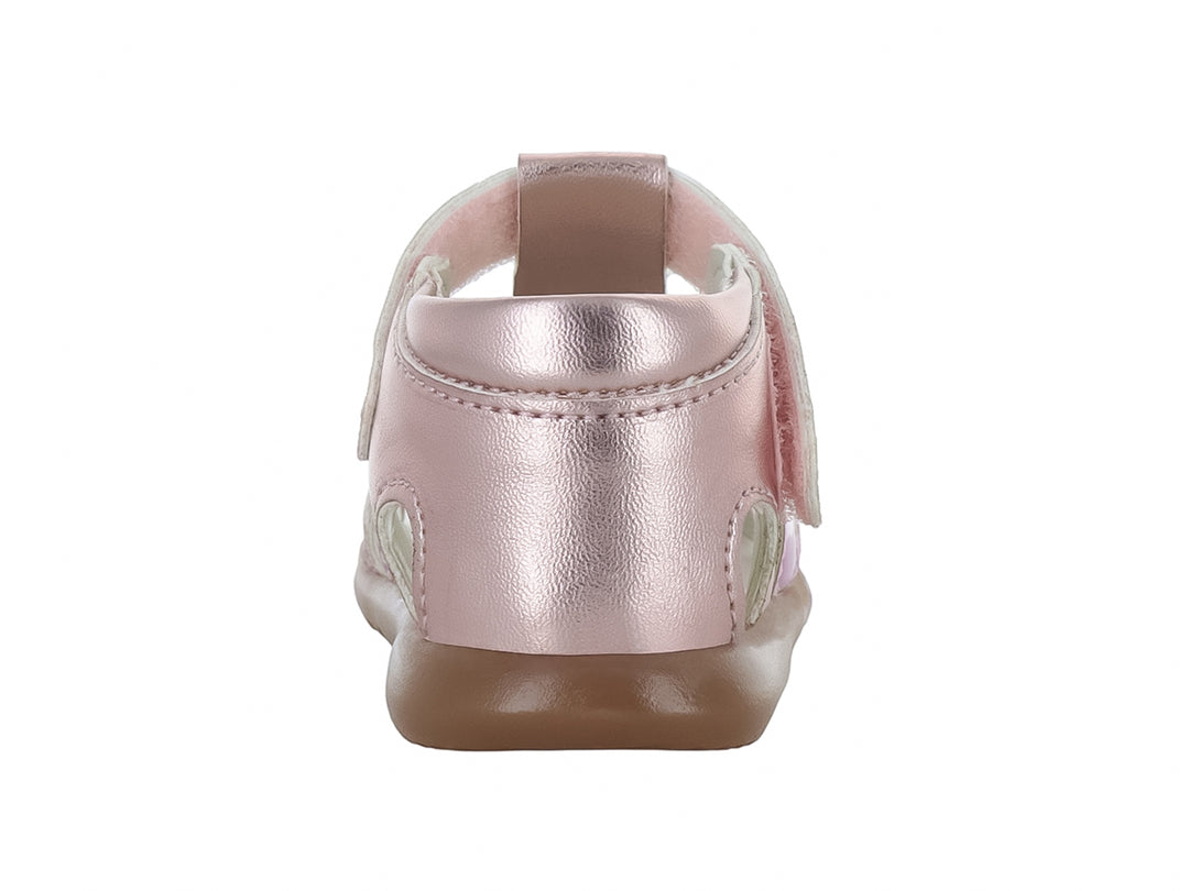 Sandalia para niña en color rosa metálico con tiras brillantes y detalles de flores.