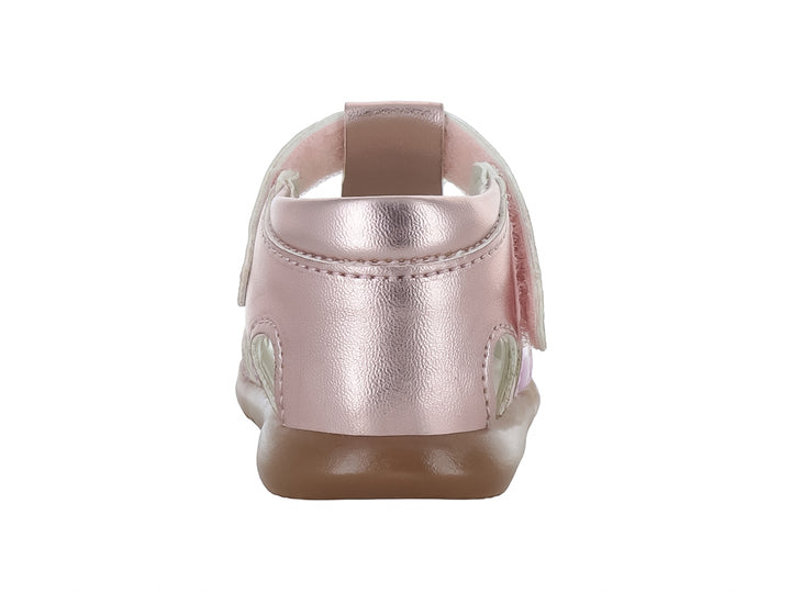 Sandalia para niña en color rosa metálico con tiras brillantes y detalles de flores.