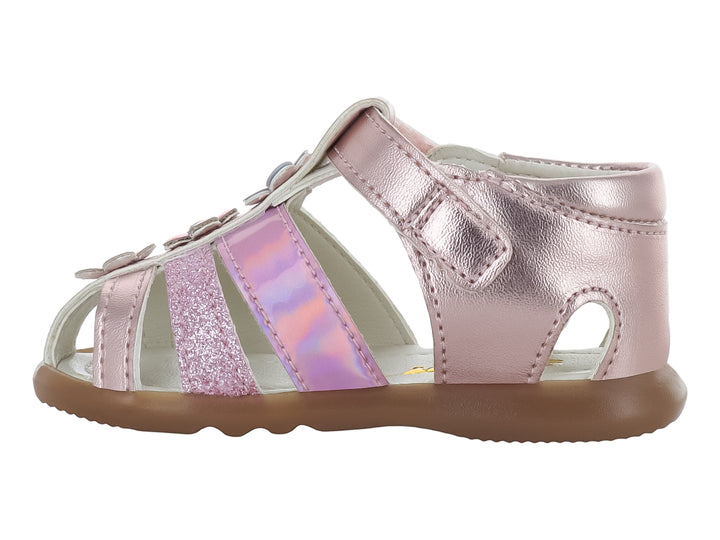 Sandalia para niña en color rosa metálico con tiras brillantes y detalles de flores.